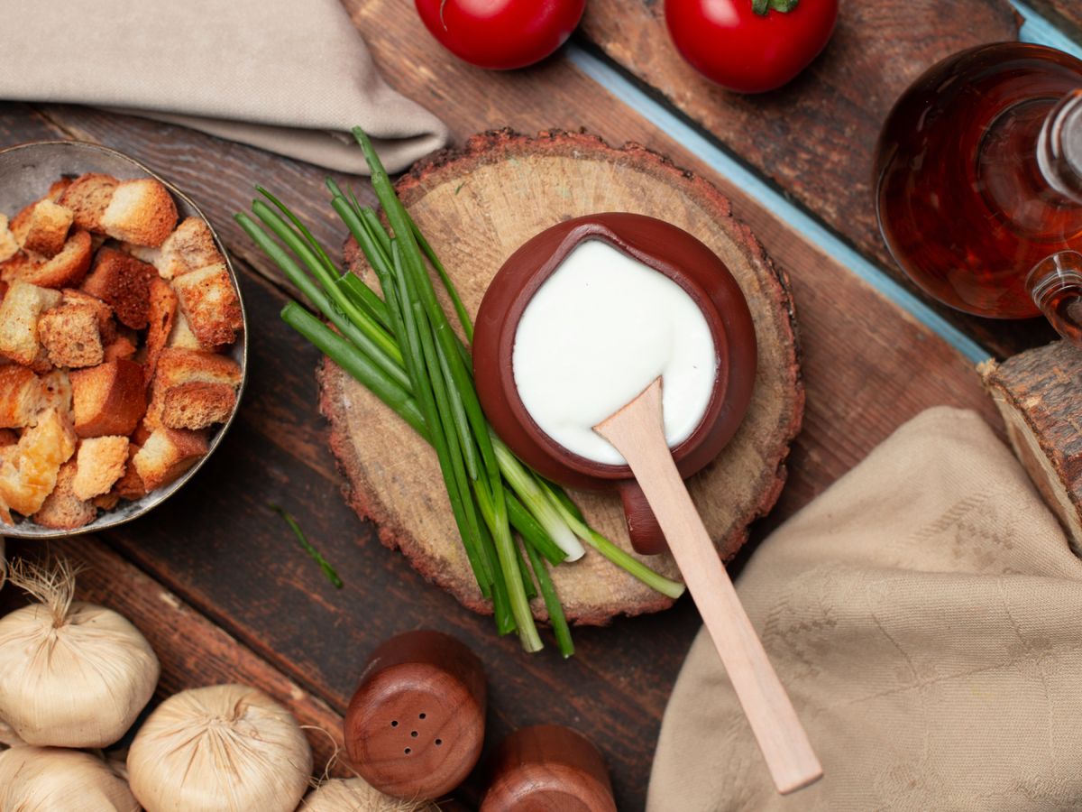 La salsa de yogur con ajo es fresca, ligera y perfecta para acompañar carnes especiadas.