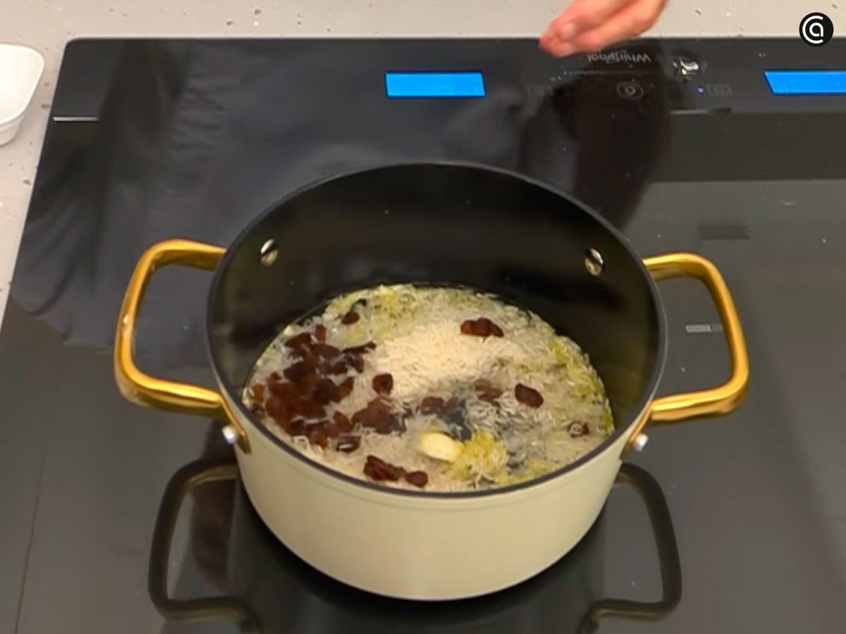 Cocina el arroz basmati hasta que esté tierno y en su punto