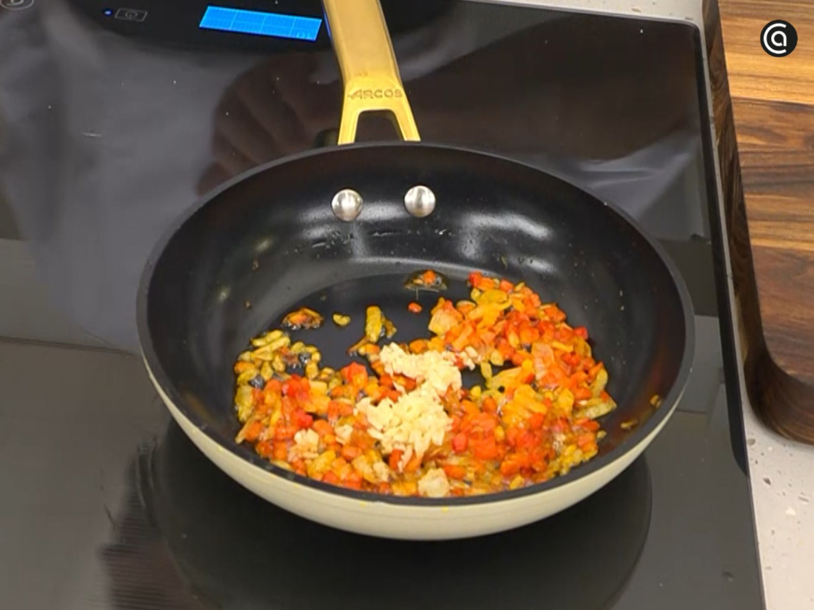 Pochamos las verduras y añadimos el ajo al final.