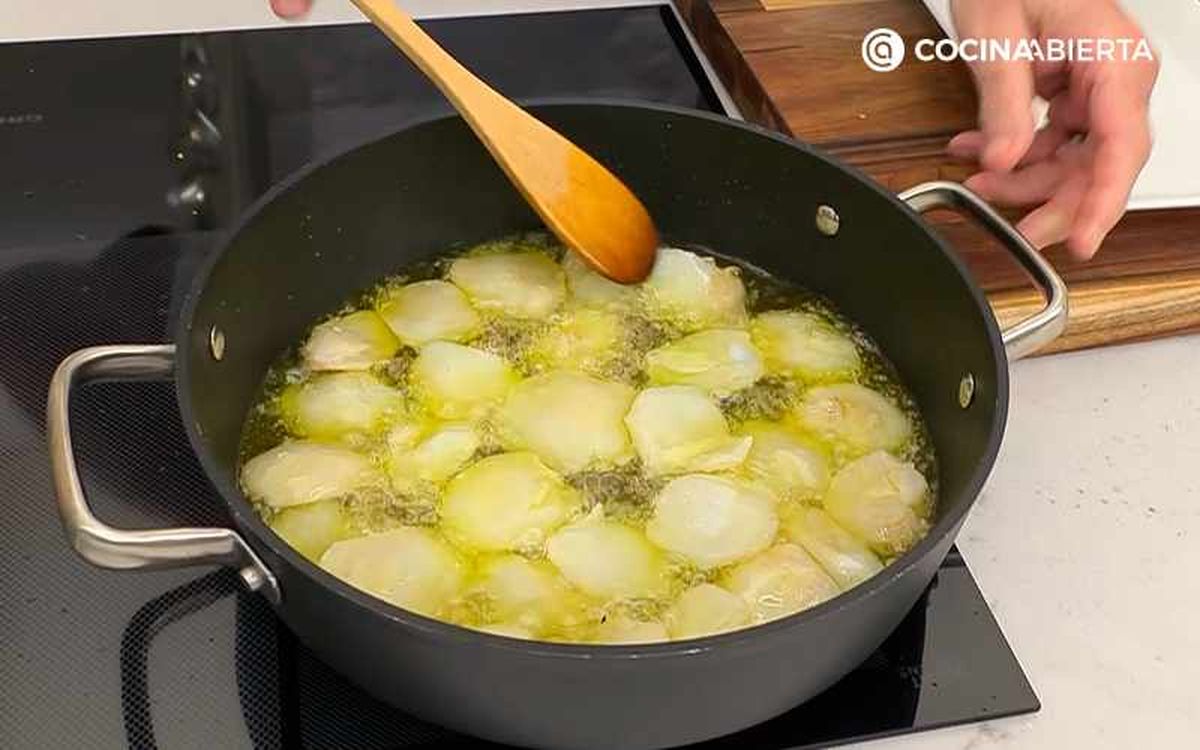 Cocina las carrilleras de bacalao durante 4-5 minutos