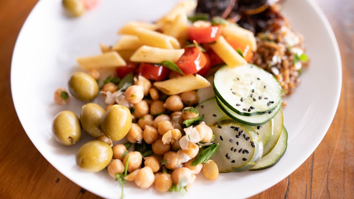 Ensalada de pasta con garbanzos