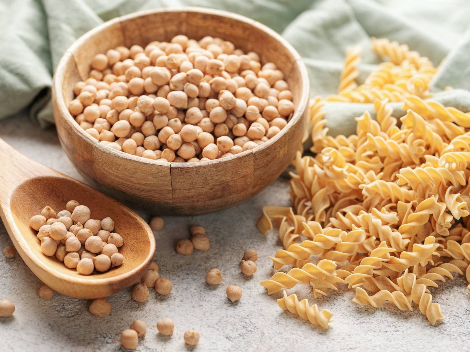 La pasta de legumbres se elabora con harina de lentejas, garbanzos o guisantes, y agua La pasta de legumbres se elabora con harina de lentejas, garbanzos o guisantes, y agua