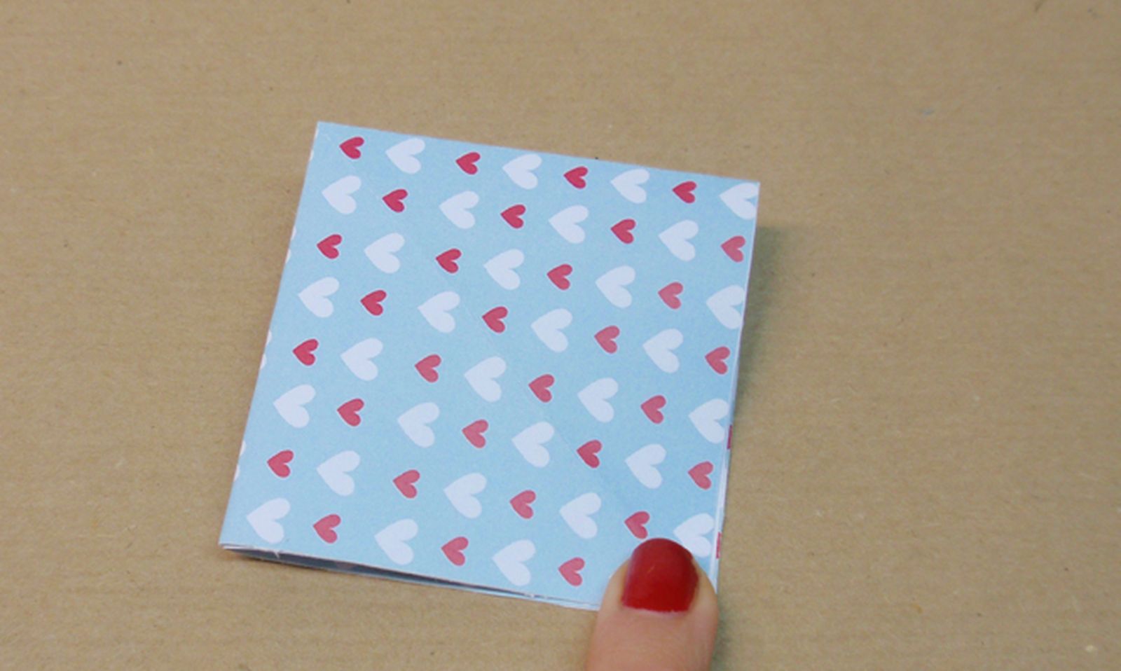 Marcapaginas con forma de corazón paso 3