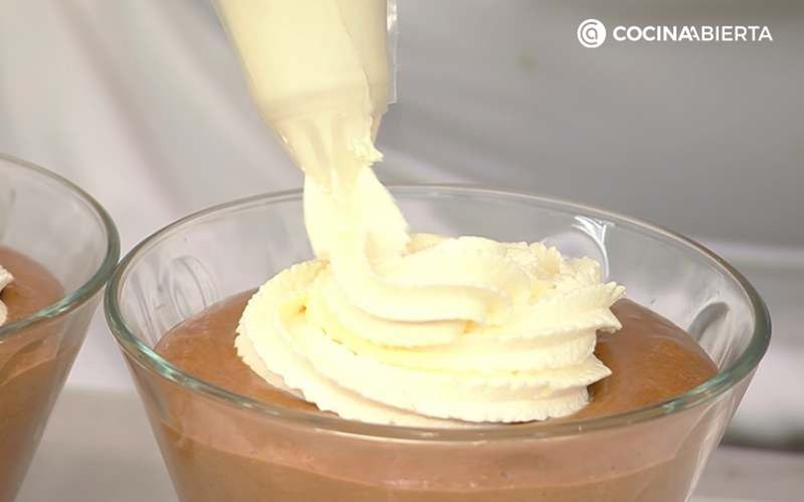 Decora la mousse de chocolate con crema chantillí Decora la mousse de chocolate con crema chantillí