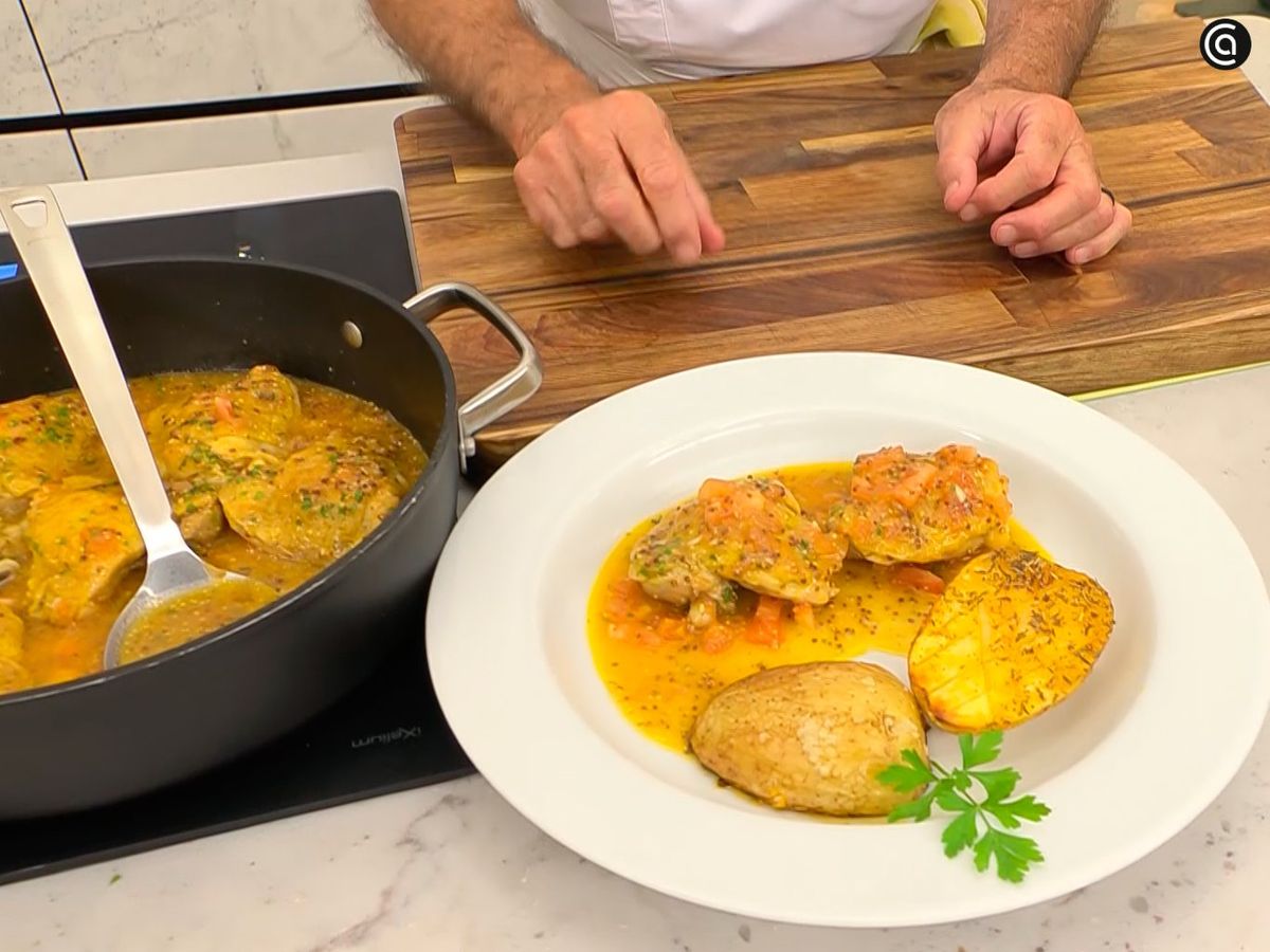 Decora el pollo guisado con una hoja de perejil