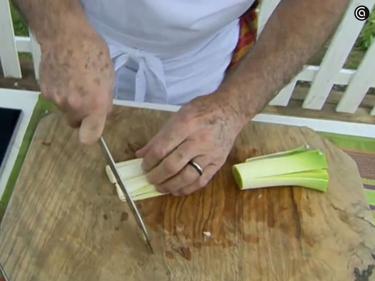 Cortamos el puerro y la cebolla