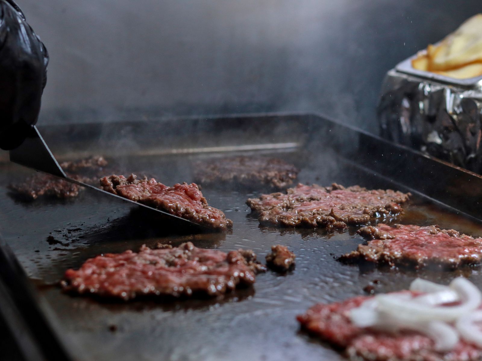 En las smash burgers, la carne se aplasta sobre la plancha caliente para lograr una costra crujiente y un sabor intenso en cada bocado. En las smash burgers, la carne se aplasta sobre la plancha caliente para lograr una costra crujiente y un sabor intenso en cada bocado.