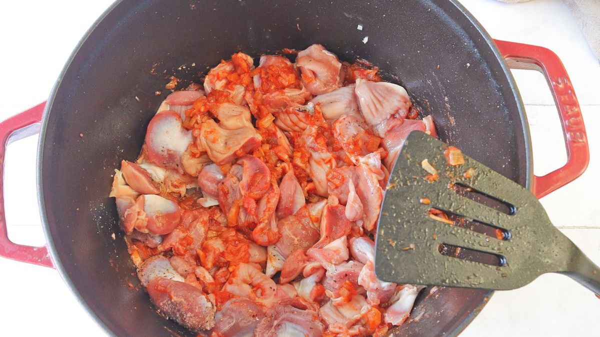 Cocinar las mollejas con el sofrito de cebolla y tomate