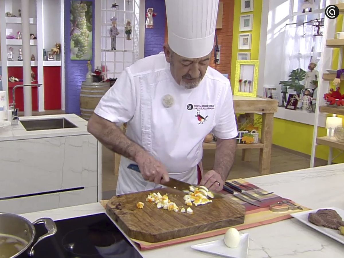 Pela y pica los huevos cocidos