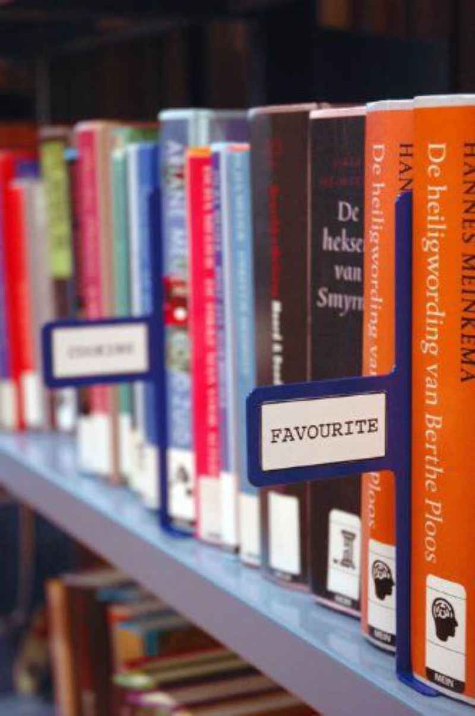 Estantería de libros con etiquetas Estantería de libros con etiquetas