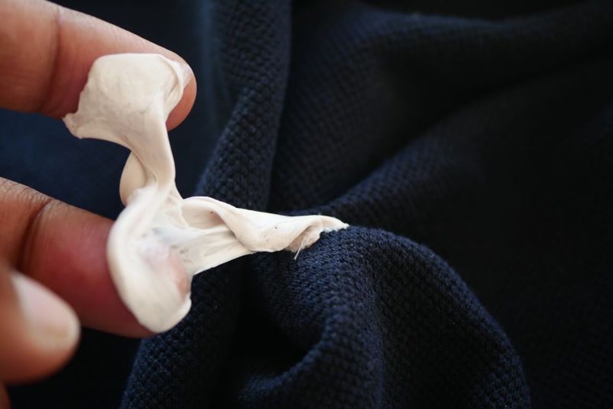 Antes de limpiar la mancha, retira el exceso de slime de la prenda