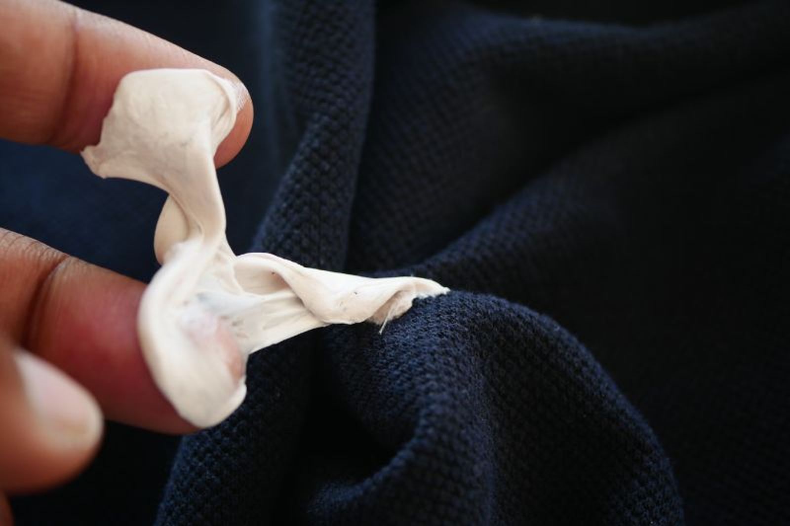 Antes de limpiar la mancha, retira el exceso de slime de la prenda