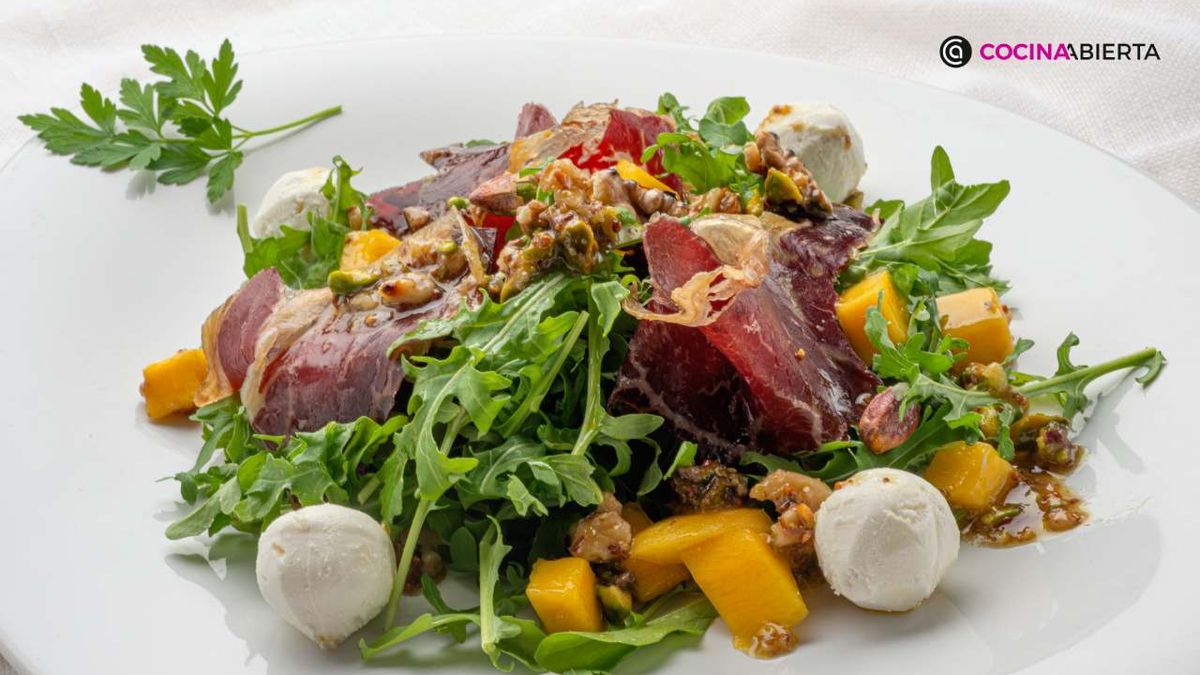Ensalada de cecina con queso de cabra y mango, de Karlos Arguiñano