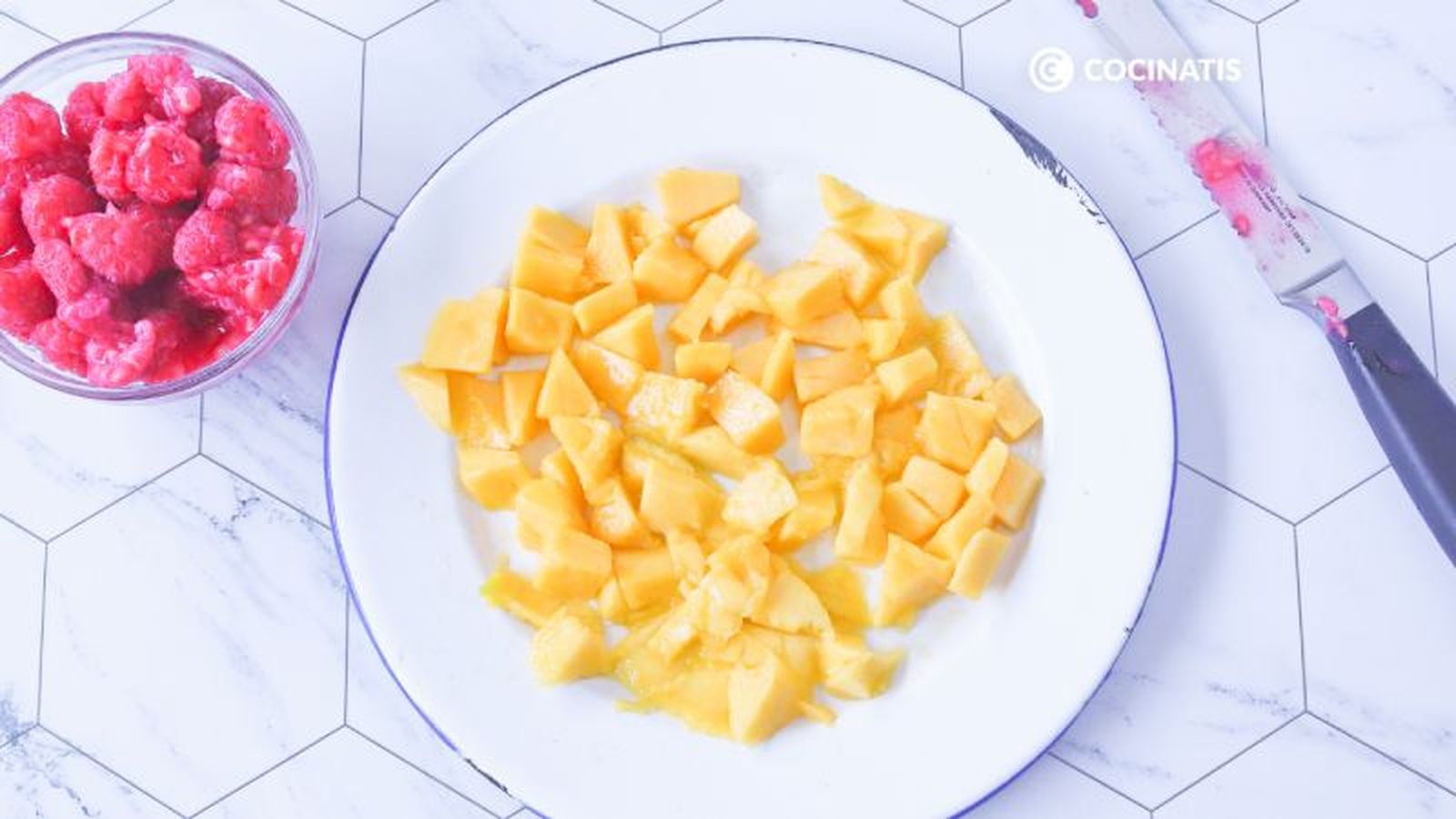 Frambuesas y mango en dados pequeños Frambuesas y mango en dados pequeños