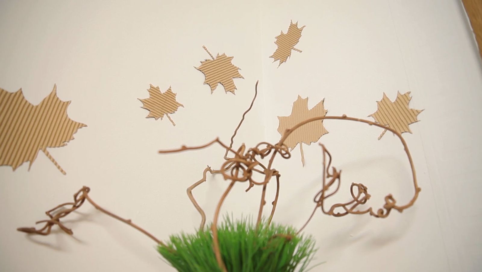 Cómo hacer hojas de cartón para decorar la pared paso 5 Cómo hacer hojas de cartón para decorar la pared paso 5