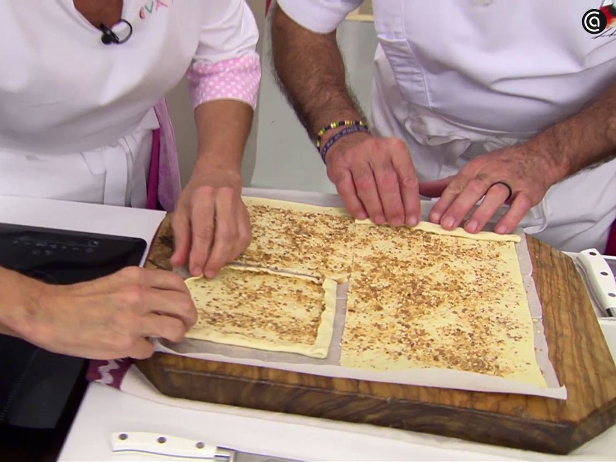 Corta la tosta de hojaldre con pera en 4 trozos del mismo tamaño