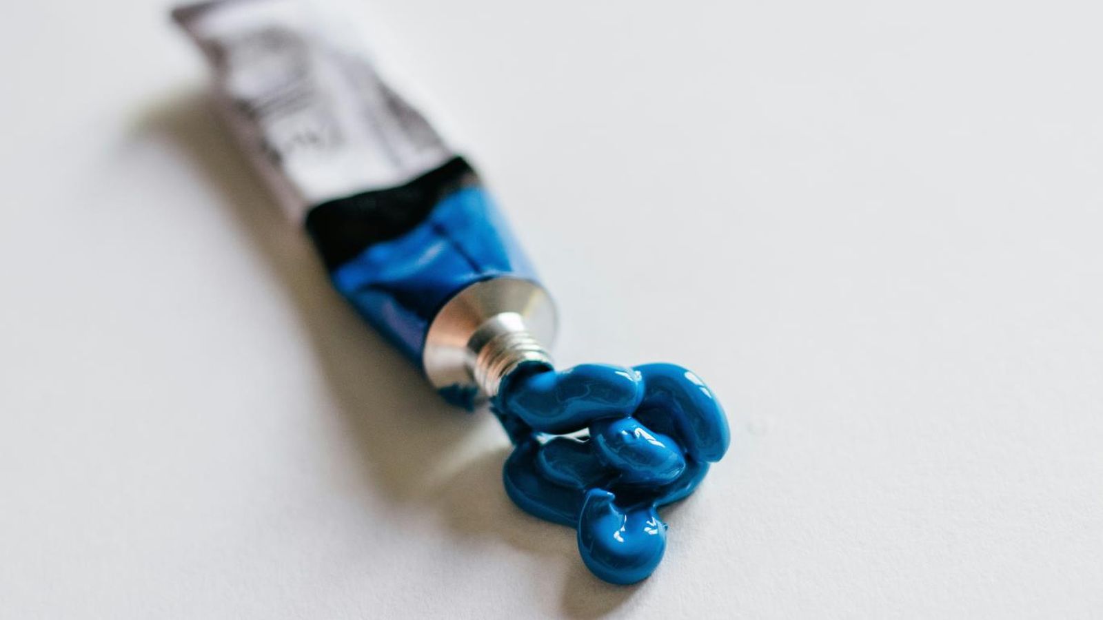 Tubo de pintura azul.