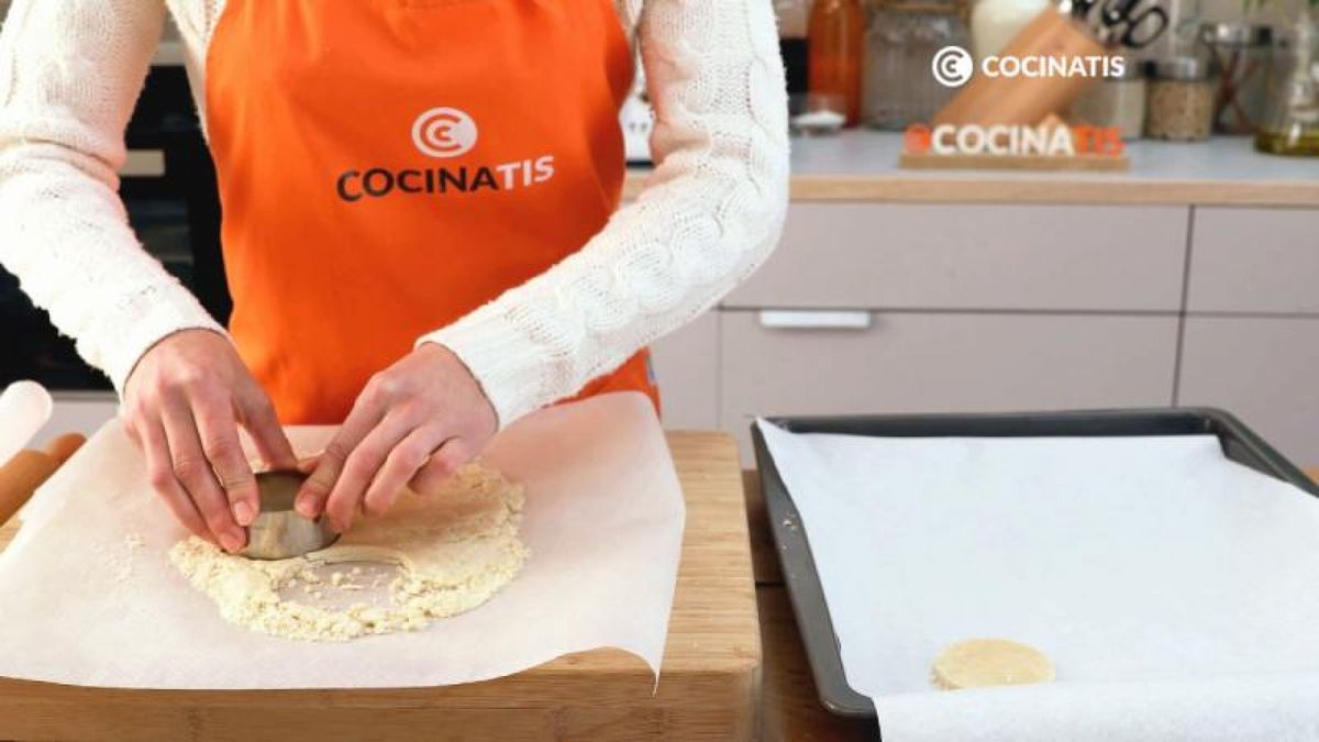 Corta la masa en porciones redondas e introduce en el horno/ Fotos: Cocinatis