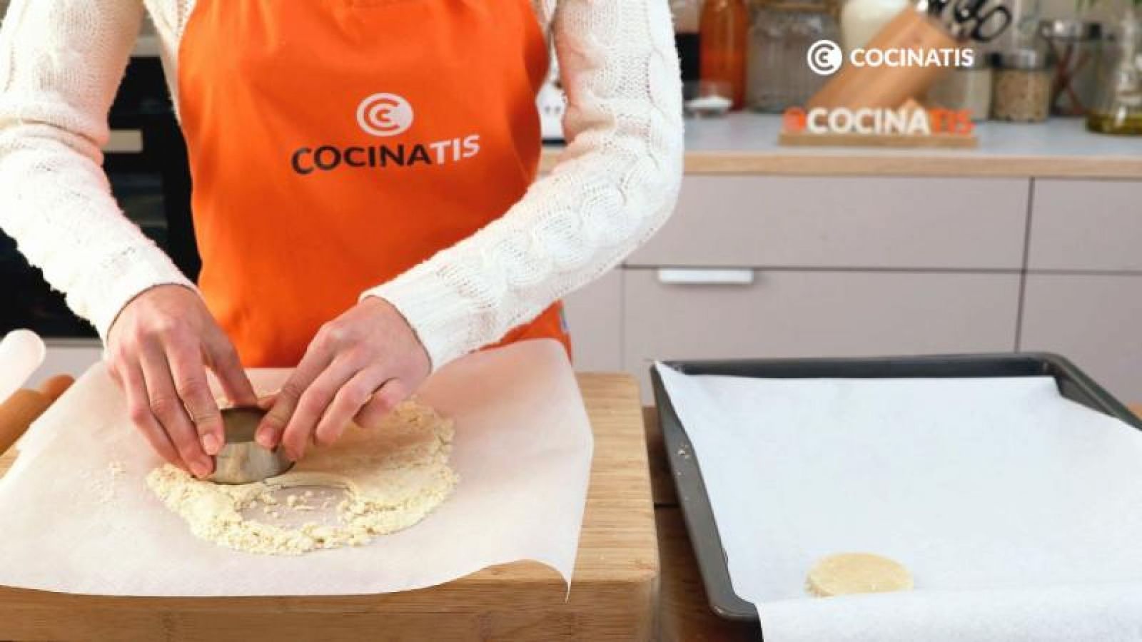 Corta la masa en porciones redondas e introduce en el horno/ Fotos: Cocinatis Corta la masa en porciones redondas e introduce en el horno/ Fotos: Cocinatis
