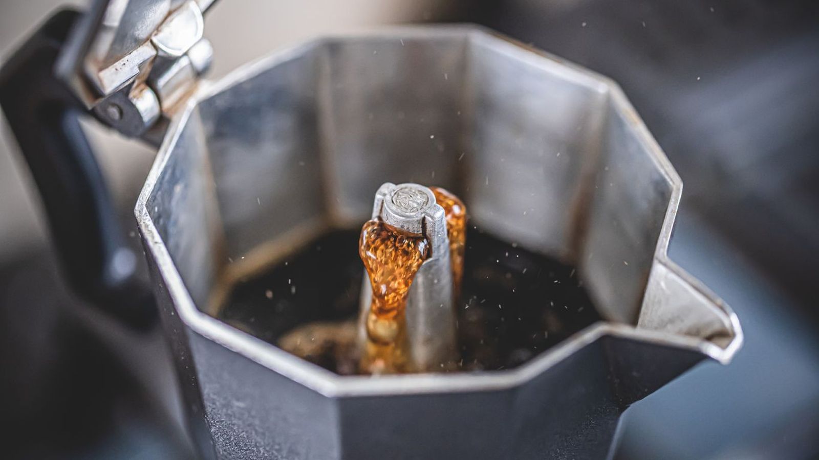 Hacer café en cafetera italiana