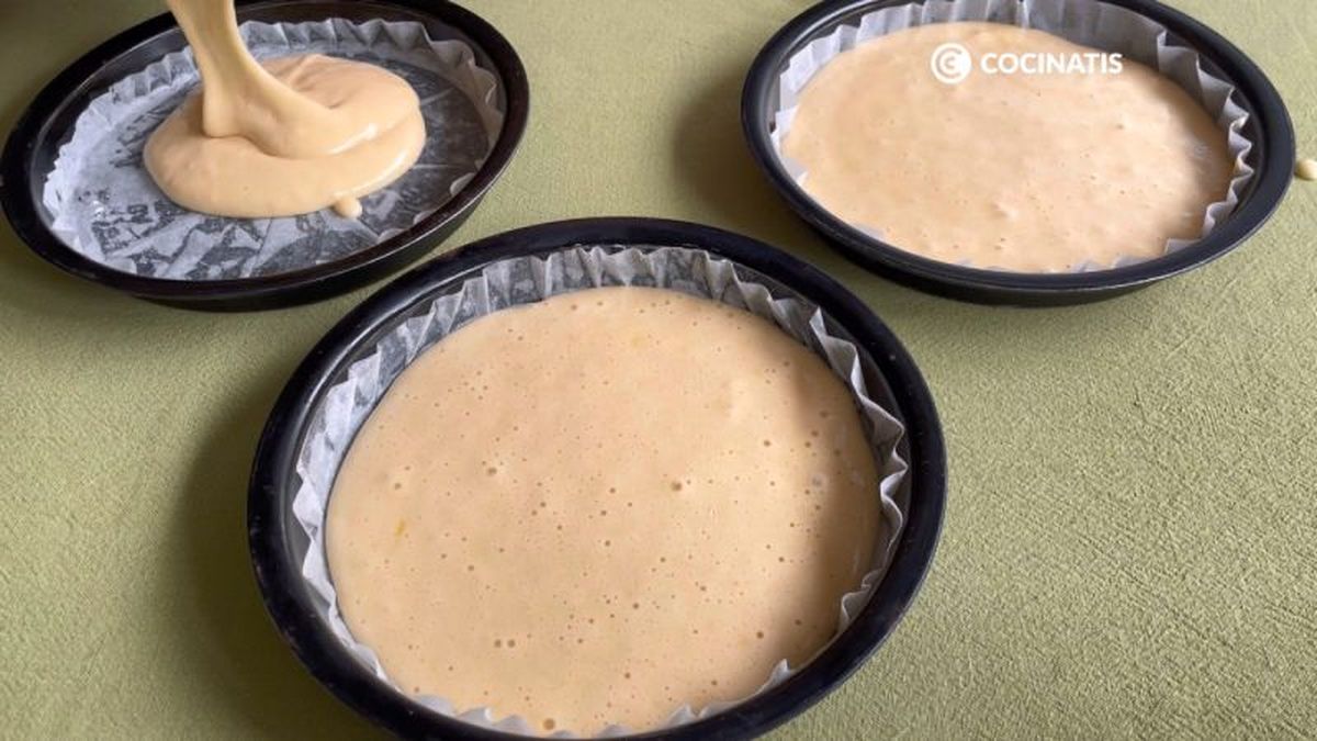 Repartimos la masa en tres moldes bajos