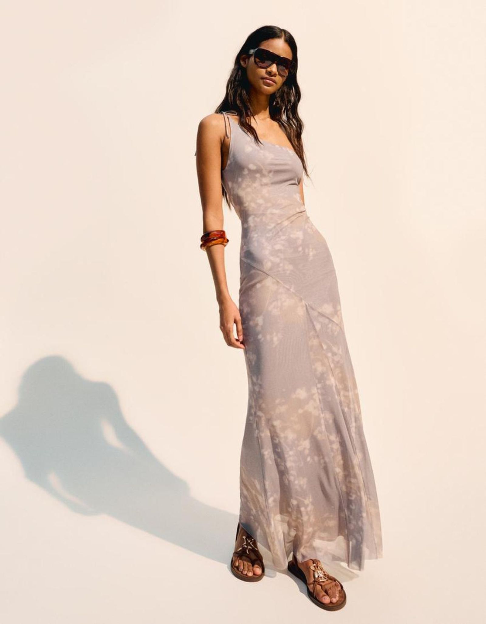 Vestido maxi tul asimétrico en color gris. Vestido maxi tul asimétrico en color gris.