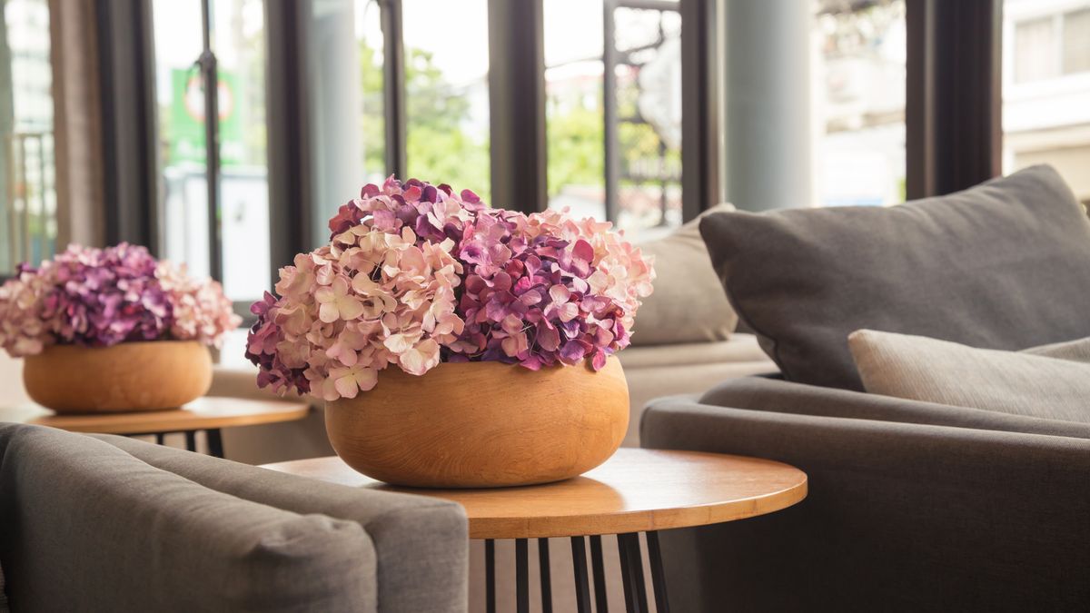 Lo ideal es colocarlas en pequeños ramos en mesitas de noche o tocadores
