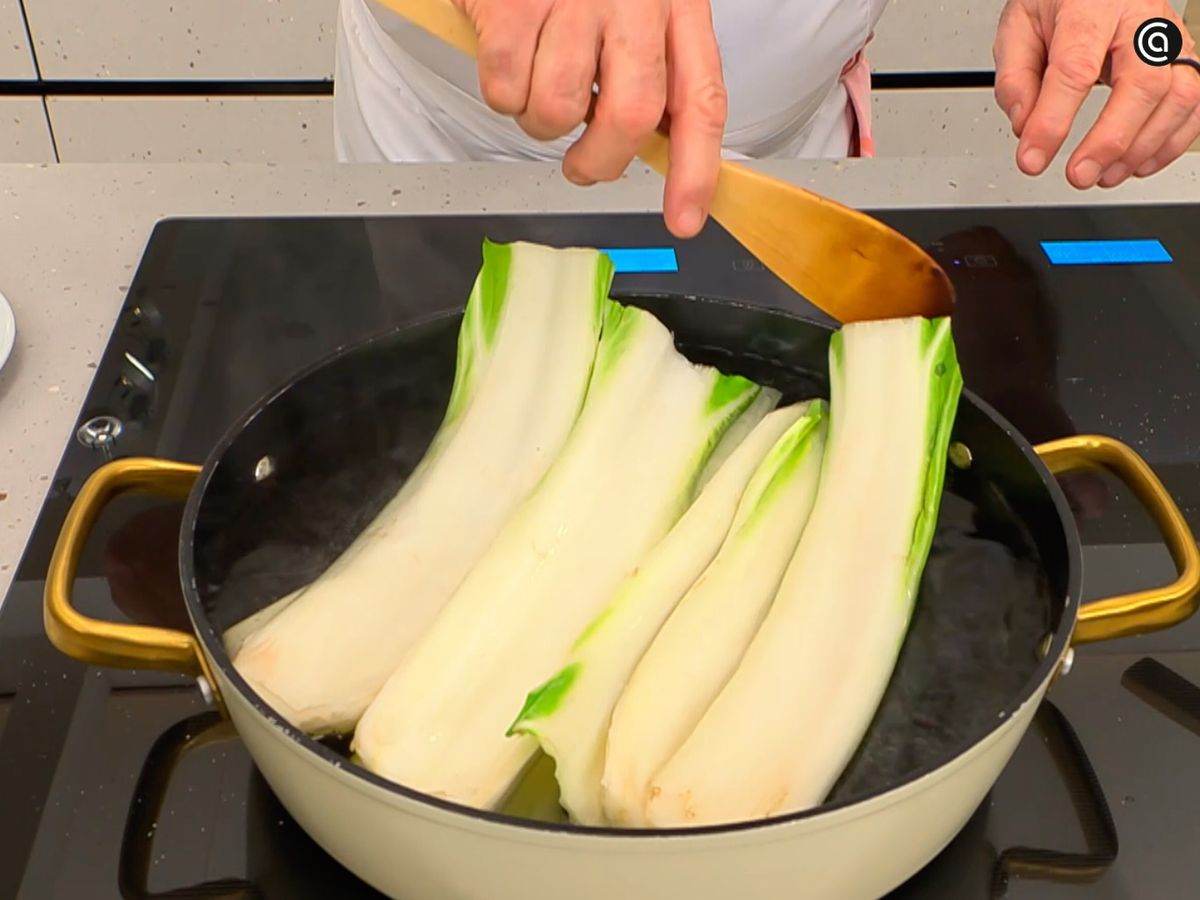 Cocina las pencas y deja que se enfríen un poco