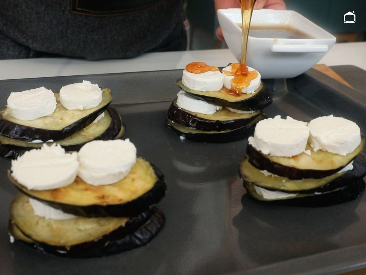 Monta la berenjena con el queso y la miel