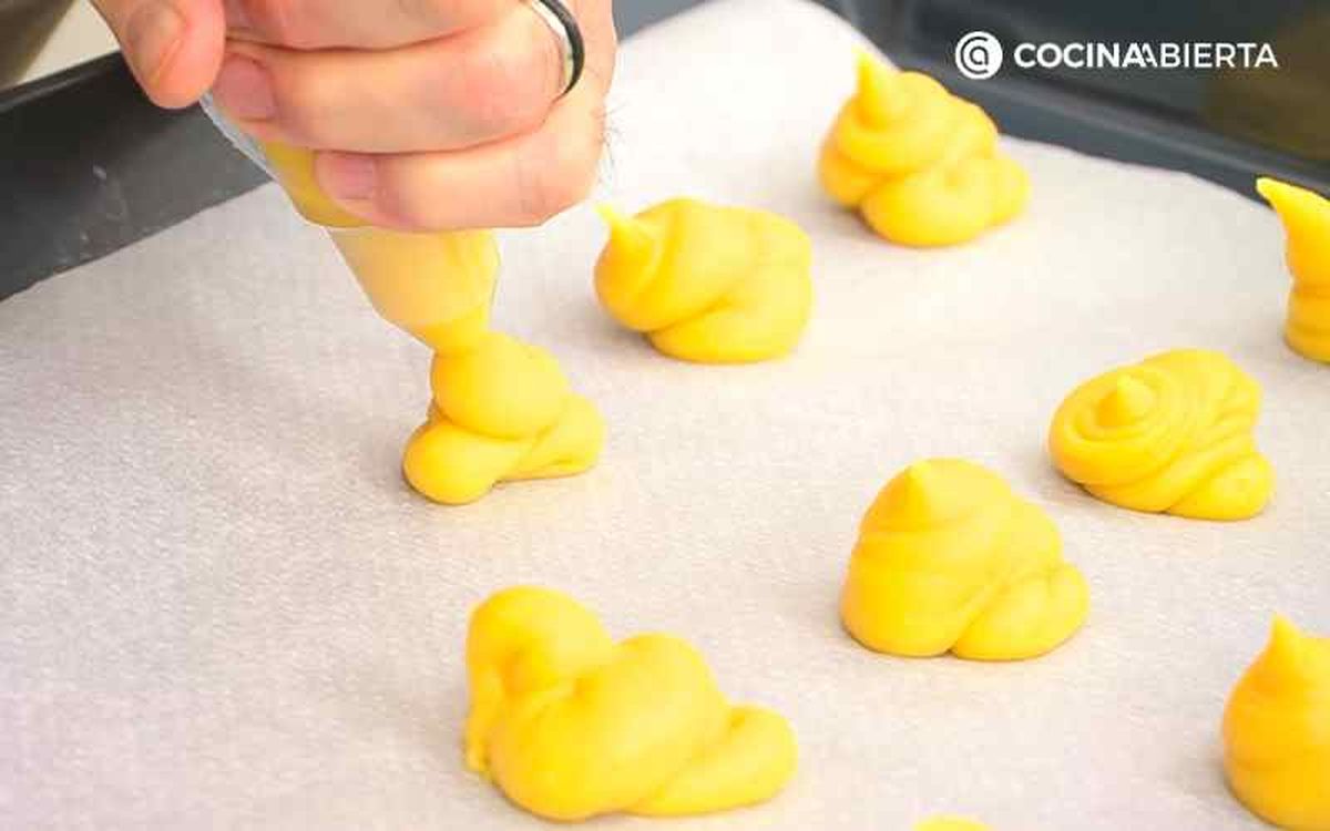 Pon los profiteroles en una bandeja de horno