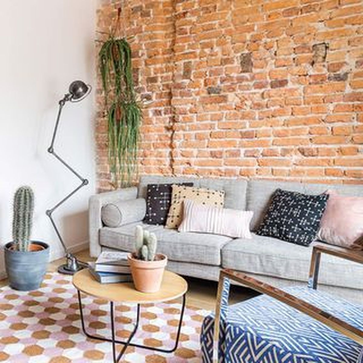 salon con pared ladrillo visto 1