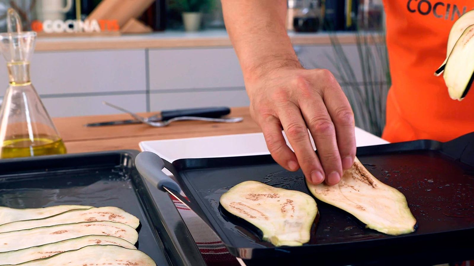 Dora la berenjena por ambos lados Receta de canelones veganos de berenjena, calabaza y setas paso 3