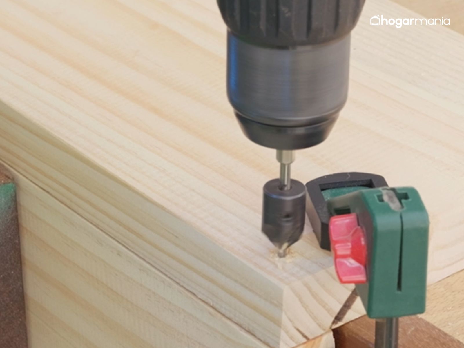 Taladrando los puntos de unión para asegurar un montaje preciso y garantizar que la mesa quede estable desde el primer paso.