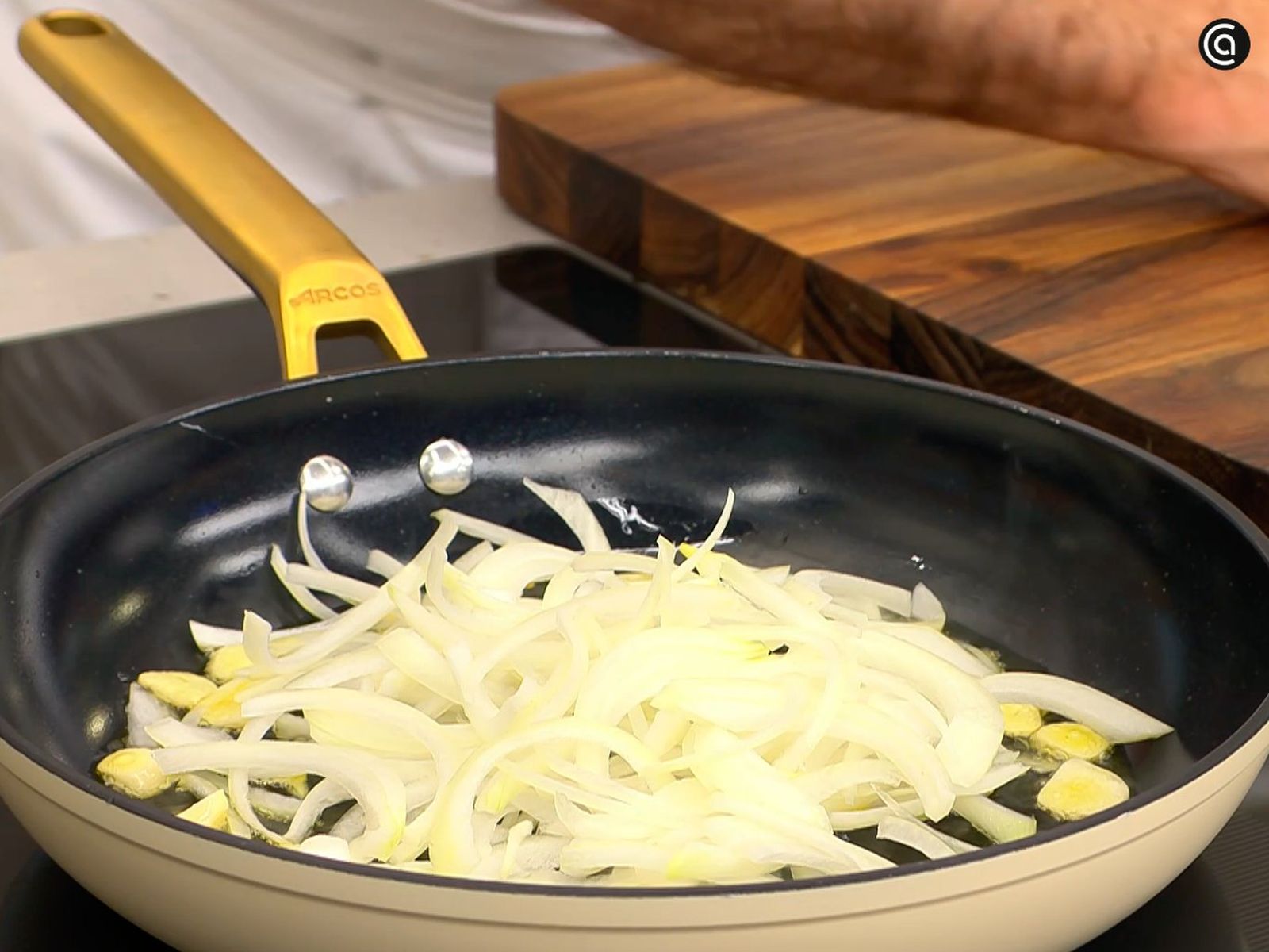 Sofríe la cebolla en juliana a fuego medio hasta que quede tierna
