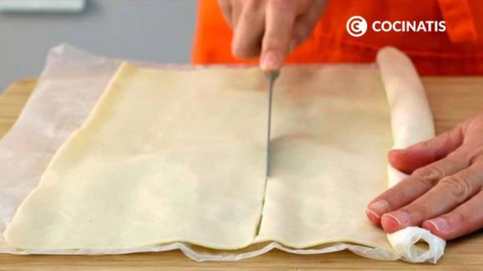 Corta la masa en rectángulos Receta de napolitanas de chocolate paso 2