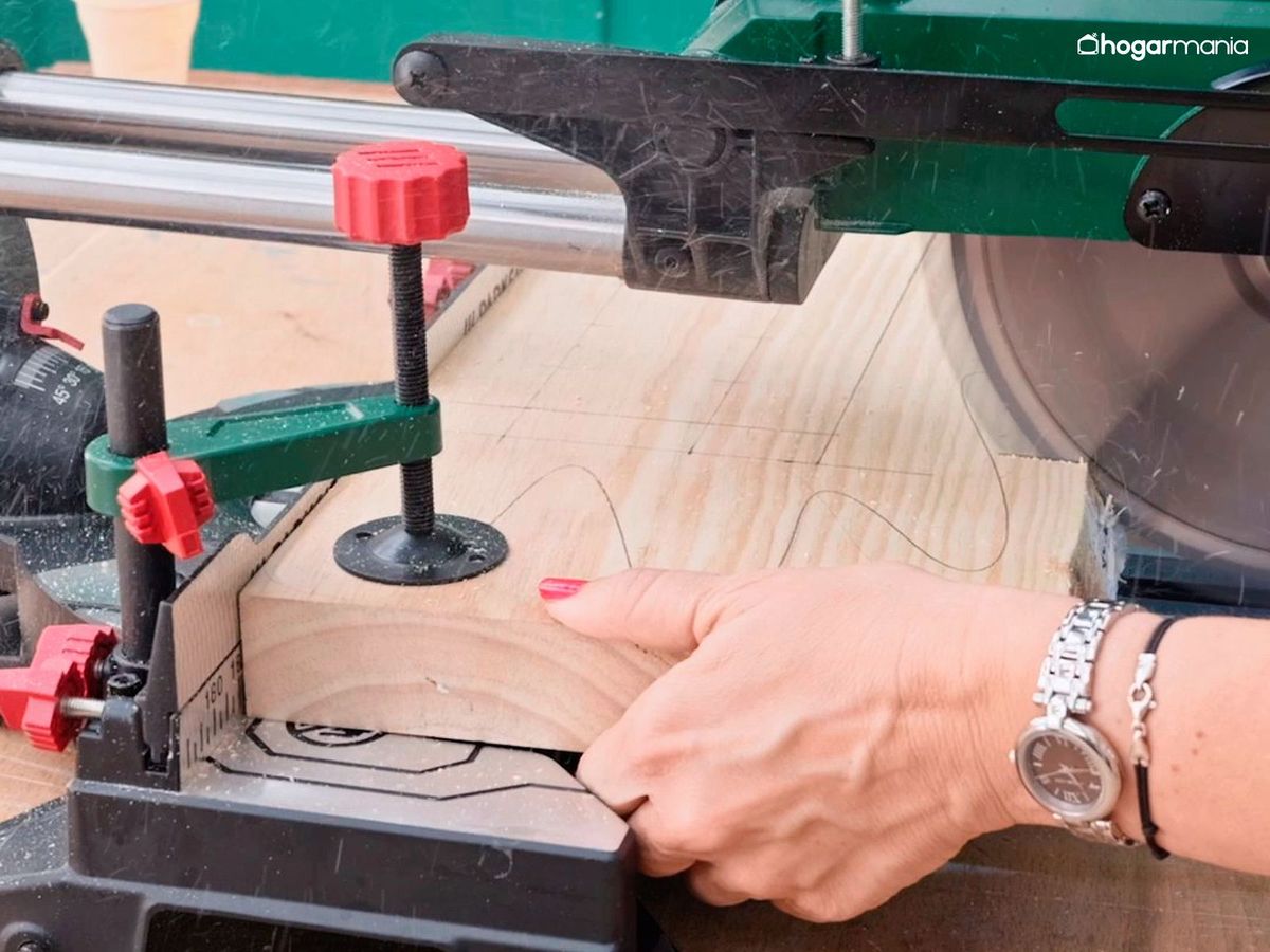 Corta el tablón para la huevera DIY