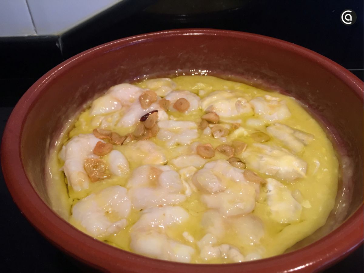 Kokotxas de bacalao al pil-pil en cazuela de barro: una receta clásica que gana en sabor con el calor suave y constante de la cerámica.