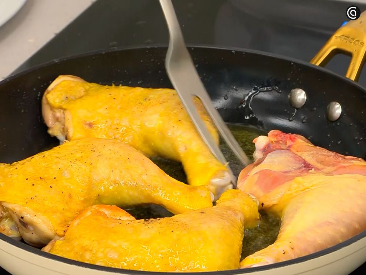 Rehoga los muslos de pollo y los chorizos