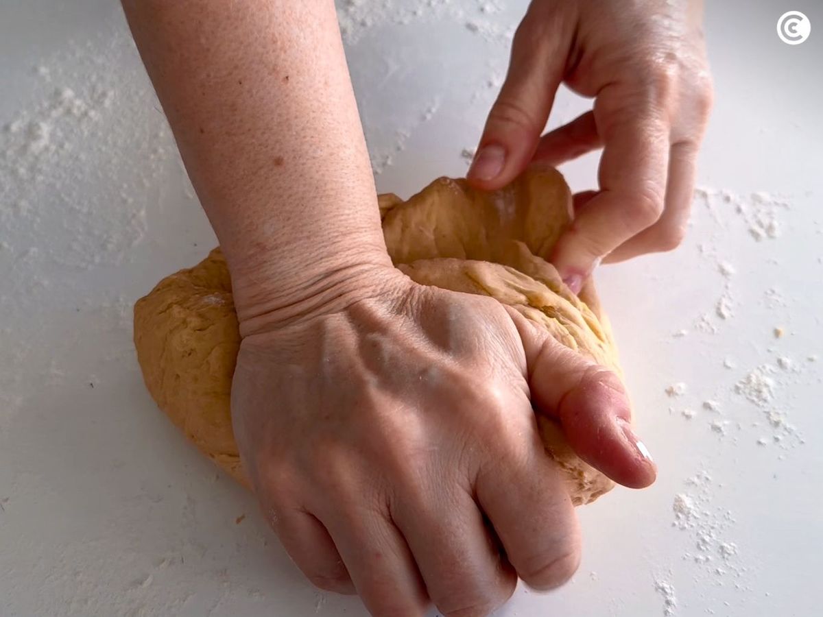 Amasa bien la masa del hornazo