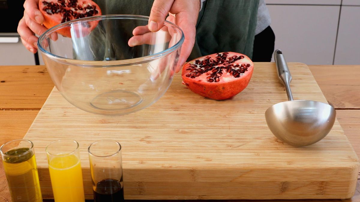Ensalada templada de gulas y gambas con vinagreta de granada   paso 4