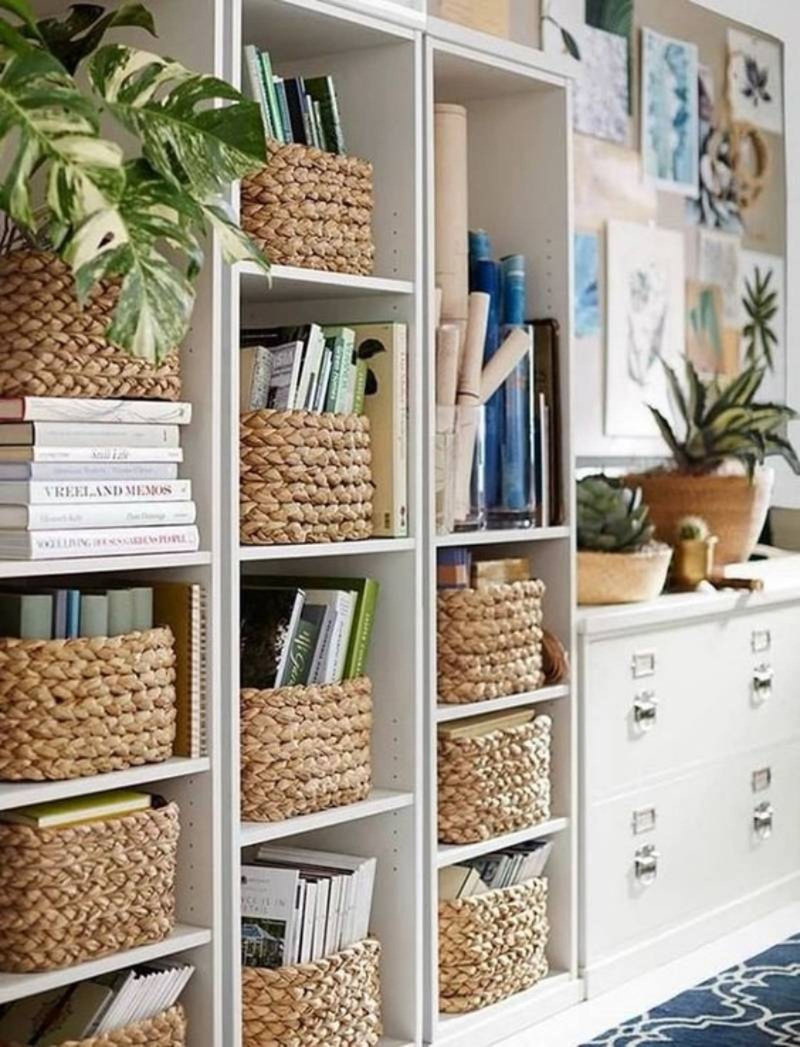 Estantería con libros organizada con cestas. Estantería con libros organizada con cestas.