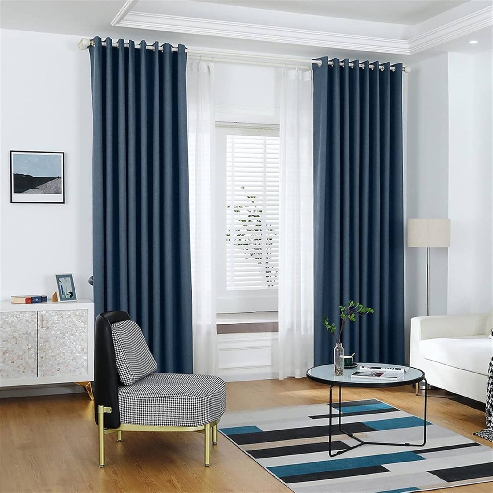Cortinas gruesas y forradas que aportan aislamiento térmico y confort todo el año.