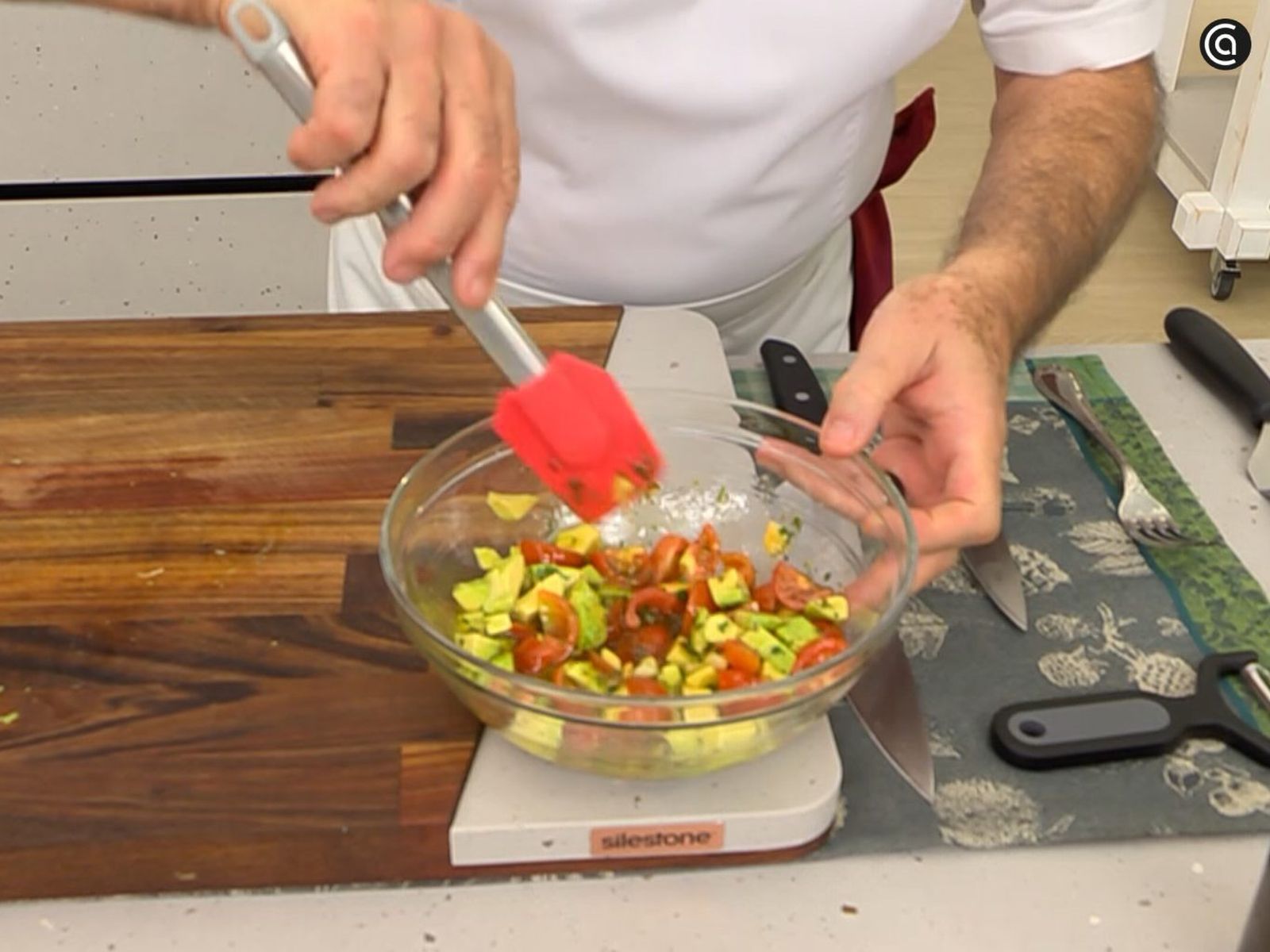 Mezcla el aguacate con los tomates cherry para formar la vinagreta