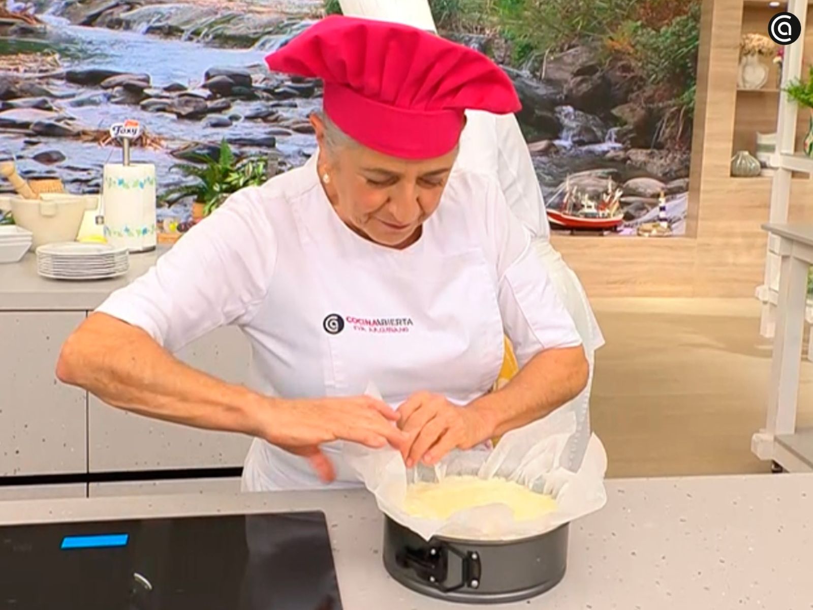 Pon la mezcla en el molde preparado y hornea