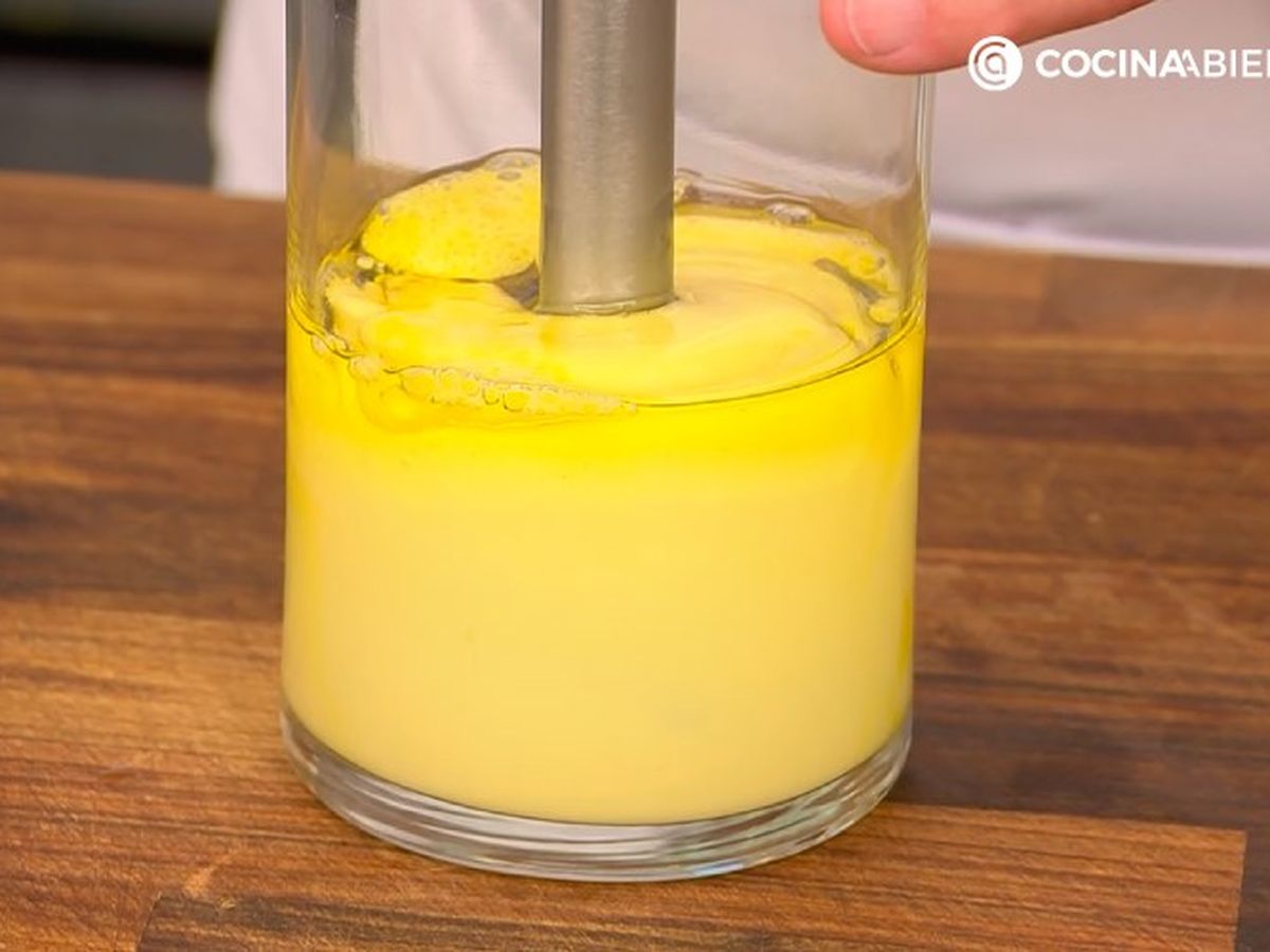 Mueve el brazo de batidora suavemente arriba y abajo