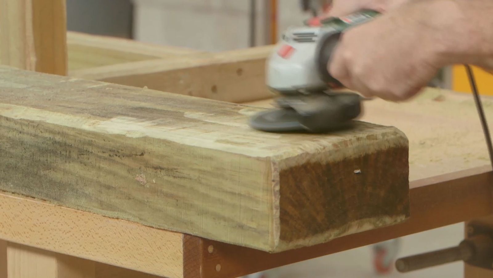 Como hacer una mesa de comedor con traviesas de madera paso 7 Como hacer una mesa de comedor con traviesas de madera paso 7