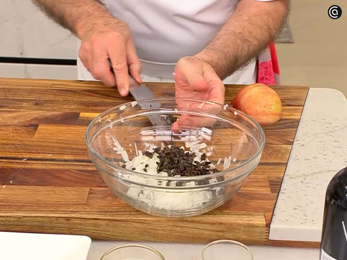 Corta la cebolleta, las aceitunas y el tomate en daditos