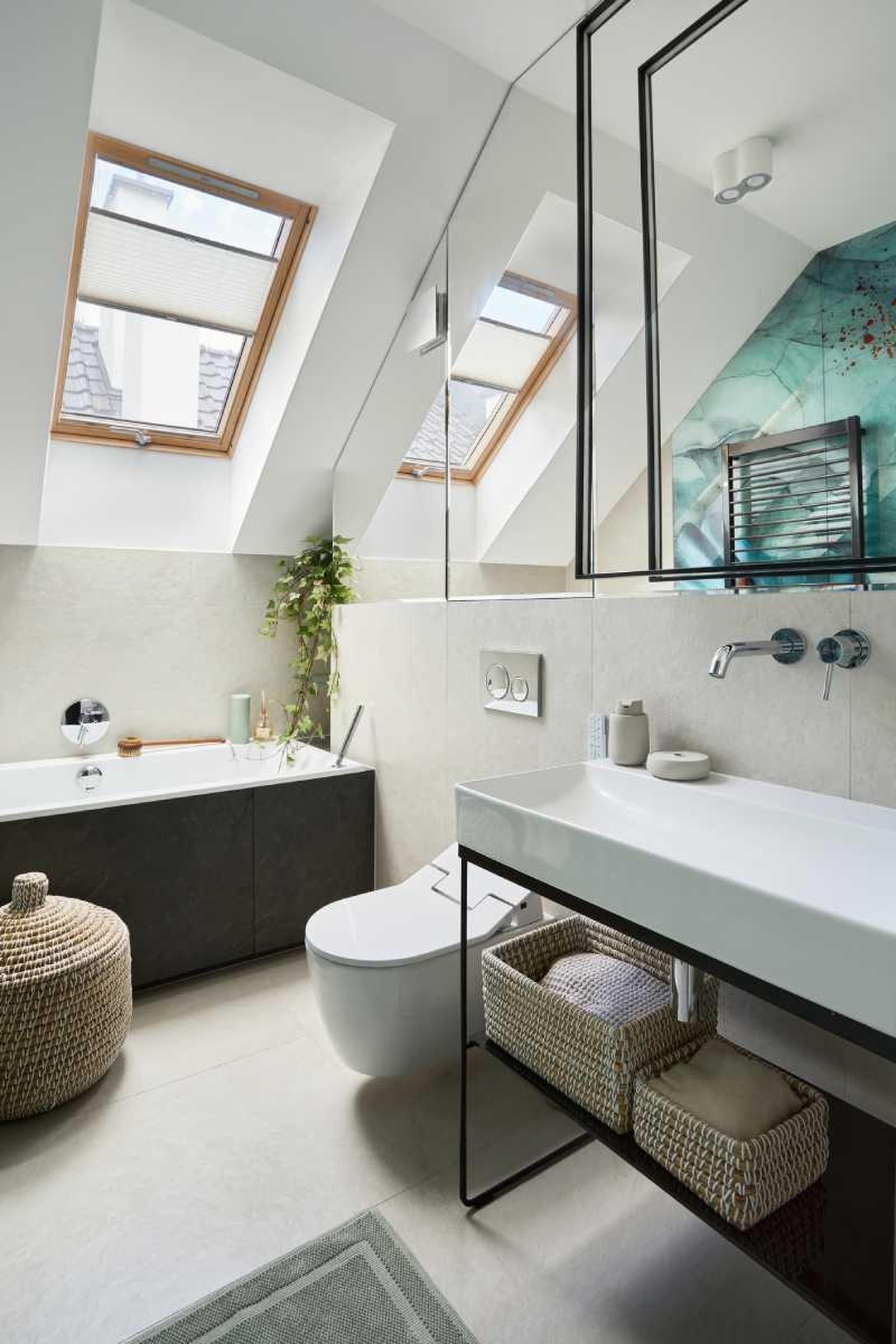 mueble de baño y espejo.