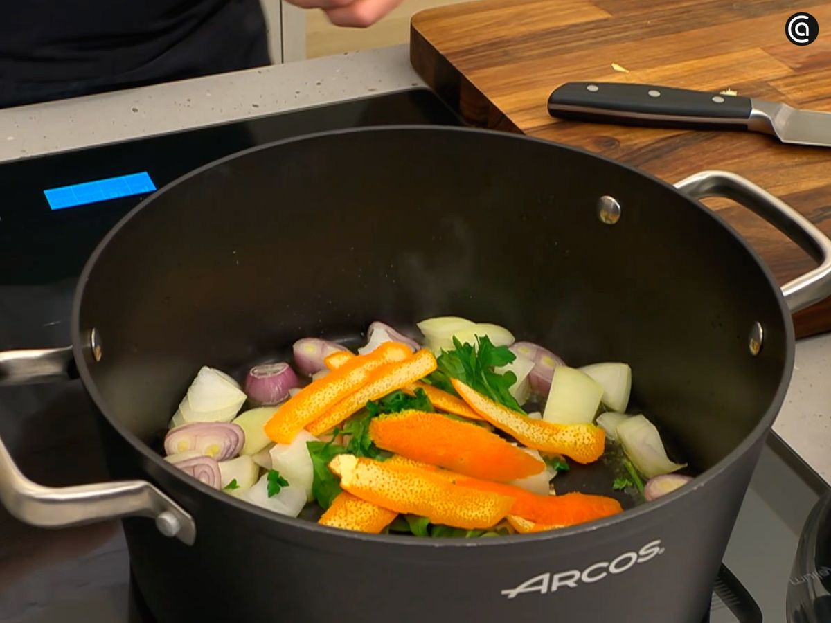 Pon en la cazuela las chalotas y la cebolla con perejil y la cáscara de una naranja