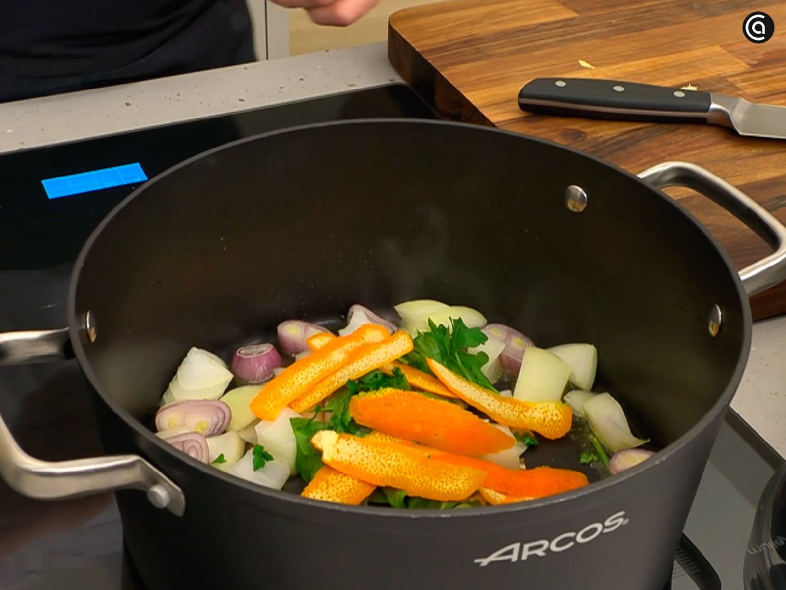 Pon en la cazuela las chalotas y la cebolla con perejil y la cáscara de una naranja